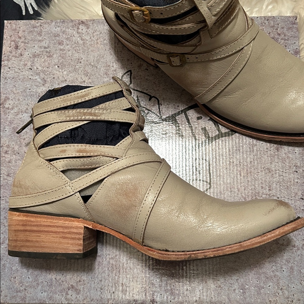 Freebird Stair - Ice Ankle Boots - Picture 5 of 11